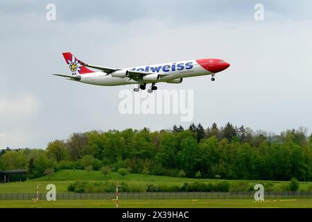 DATE D'ENREGISTREMENT NON INDIQUÉE Edelweiss Airlines Airbus A340-313 immatriculé HB-JMG atterrit à l'aéroport de Kloten, Zurich Copyright : xSergioxBrunettix Banque D'Images