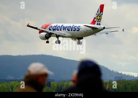 DATE D'ENREGISTREMENT NON INDIQUÉE Edelweiss Airlines Airbus A320-214 immatriculé HB-IHY atterrit à l'aéroport de Kloten, Zurich Copyright : xSergioxBrunettix Banque D'Images