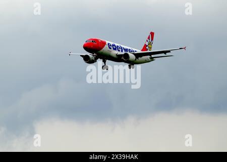 DATE D'ENREGISTREMENT NON INDIQUÉE Edelweiss Airbus A320-214 immatriculé HB-IHX atterrit à l'aéroport de Kloten, Zurich Copyright : xSergioxBrunettix Banque D'Images