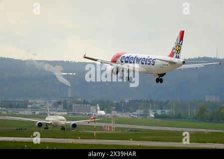 DATE D'ENREGISTREMENT NON INDIQUÉE Edelweiss Airbus A320-214 immatriculé HB-IHX atterrit à l'aéroport de Kloten, Zurich Copyright : xSergioxBrunettix Banque D'Images