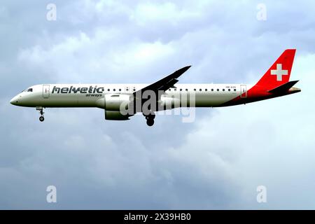 DATE D'ENREGISTREMENT NON INDIQUÉE Helvetic Airlines Embraer E195-E2 ERJ 190-400 STD avec enregistrement HB-AZK atterrit à l'aéroport de Kloten, Zurich Copyright : xSergioxBrunettix Banque D'Images