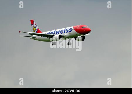 DATE D'ENREGISTREMENT NON INDIQUÉE Edelweiss Airlines Airbus A320-214 immatriculé HB-JJN Approach Kloten Airport, Zurich Copyright : xSergioxBrunettix Banque D'Images