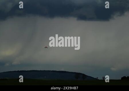 DATE RECORD NON INDIQUÉE Edelweiss Airlines Airbus A320-214 immatriculé HB-IHY vole dans une tempête avant d'atterrir à l'aéroport de Kloten, Zurich Copyright : xSergioxBrunettix Banque D'Images