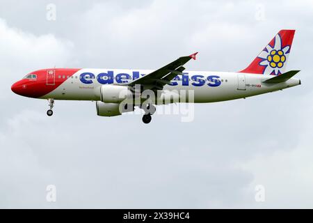 DATE D'ENREGISTREMENT NON INDIQUÉE Edelweiss Airbus A320-214 immatriculé HB-IHX atterrit à l'aéroport de Kloten, Zurich Copyright : xSergioxBrunettix Banque D'Images