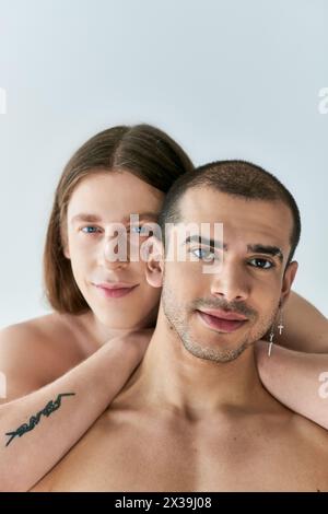 Un couple gay aimant dans une belle pose. Banque D'Images