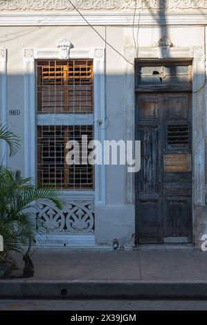 Une ancienne propriété typique délabrée, qui sont souvent encore habitées, qui bordent les ruelles de Cienfuegos, Cuba Banque D'Images