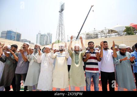 Dhaka, Wari, Bangladesh. 25 avril 2024. Les musulmans offrent des prières spéciales pour les pluies, à Dacca le 25 avril 2024. Des milliers de Bangladais ont prié pour qu'il pleuve dans les villes et les villages ruraux le 24 avril, alors qu'une vague de chaleur extrême frappait le pays, forçant les autorités à fermer des dizaines de milliers d'écoles et de séminaires, ont déclaré des responsables. (Crédit image : © Habibur Rahman/ZUMA Press Wire) USAGE ÉDITORIAL SEULEMENT! Non destiné à UN USAGE commercial ! Banque D'Images