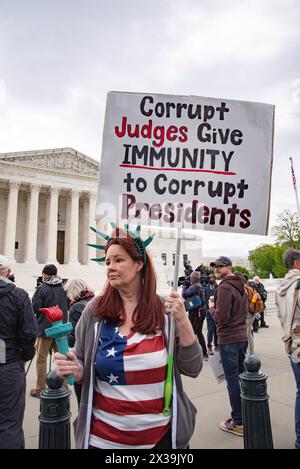 Washington, DC, États-Unis. 25 avril 2024. Les partisans et les opposants à l’ancien président Donald Trump se rassemblent à la Cour suprême des États-Unis alors que les juges de la Cour suprême entendent des arguments oraux concernant le rôle de l’immunité de poursuites pénales de l’ancien président Trump à Washington, DC, le 25 avril 2024. Crédit : Patsy Lynch/Media Punch/Alamy Live News Banque D'Images