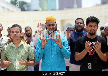 Dhaka, Wari, Bangladesh. 25 avril 2024. Les musulmans offrent des prières spéciales pour les pluies, à Dacca le 25 avril 2024. Des milliers de Bangladais ont prié pour qu'il pleuve dans les villes et les villages ruraux le 24 avril, alors qu'une vague de chaleur extrême frappait le pays, forçant les autorités à fermer des dizaines de milliers d'écoles et de séminaires, ont déclaré des responsables. (Crédit image : © Habibur Rahman/ZUMA Press Wire) USAGE ÉDITORIAL SEULEMENT! Non destiné à UN USAGE commercial ! Banque D'Images