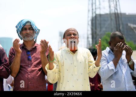 Dhaka, Wari, Bangladesh. 25 avril 2024. Les musulmans offrent des prières spéciales pour les pluies, à Dacca le 25 avril 2024. Des milliers de Bangladais ont prié pour qu'il pleuve dans les villes et les villages ruraux le 24 avril, alors qu'une vague de chaleur extrême frappait le pays, forçant les autorités à fermer des dizaines de milliers d'écoles et de séminaires, ont déclaré des responsables. (Crédit image : © Habibur Rahman/ZUMA Press Wire) USAGE ÉDITORIAL SEULEMENT! Non destiné à UN USAGE commercial ! Banque D'Images