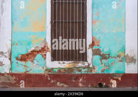 Une ancienne propriété typique délabrée, qui sont souvent encore habitées, qui bordent les ruelles de Cienfuegos, Cuba Banque D'Images