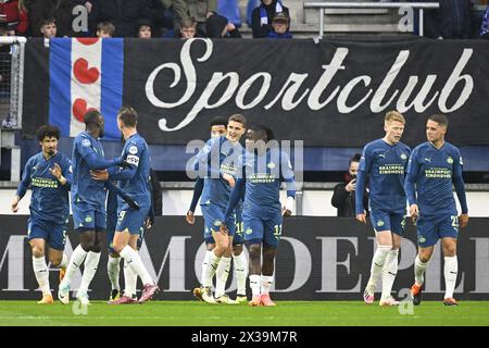 Heerenveen, Nederland. 25 avril 2024. HEERENVEEN, 25-04-2024, Abe Lenstra Stadion, football, Néerlandais Eredivisie, saison 2023/2024, Heerenveen - PSV, joueurs PSV après le 0-3 du joueur PSV Malik Tillman crédit : Pro Shots/Alamy Live News Banque D'Images