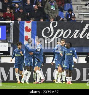 Heerenveen, Nederland. 25 avril 2024. HEERENVEEN, 25-04-2024, Abe Lenstra Stadion, football, Néerlandais Eredivisie, saison 2023/2024, Heerenveen - PSV, joueurs PSV après le 0-3 du joueur PSV Malik Tillman crédit : Pro Shots/Alamy Live News Banque D'Images