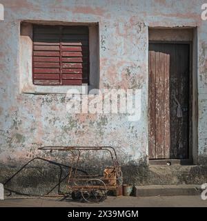 Une ancienne propriété typique délabrée, qui sont souvent encore habitées, qui bordent les ruelles de Cienfuegos, Cuba Banque D'Images