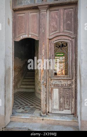 Une ancienne propriété typique délabrée, qui sont souvent encore habitées, qui bordent les ruelles de Cienfuegos, Cuba Banque D'Images