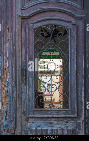 Une ancienne propriété typique délabrée, qui sont souvent encore habitées, qui bordent les ruelles de Cienfuegos, Cuba Banque D'Images