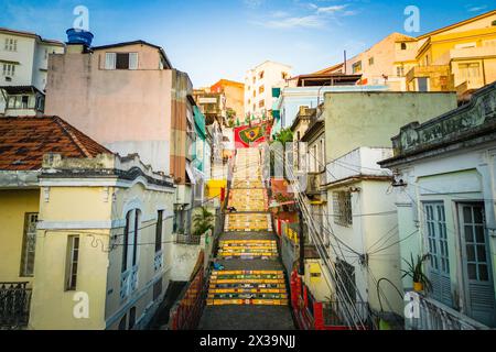 Rio de Janeiro, Brésil - 17 avril 2024 : escalier Selaron coloré, œuvre mondialement connue de l'artiste chilien Jorge Selaron. Banque D'Images