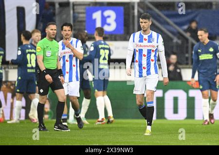 Heerenveen, Nederland. 25 avril 2024. HEERENVEEN, 25-04-2024, Abe Lenstra Stadion, football, Néerlandais Eredivisie, saison 2023/2024, Heerenveen - PSV, joueurs de Heerenveen abattus après le joueur PSV Guus Til score 0-4 crédit : Pro Shots/Alamy Live News Banque D'Images