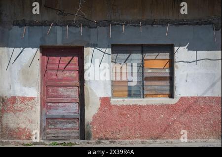 Les façades typiques, mais intéressantes, délabrées des propriétés bordant les ruelles de Cienfuegos, Cuba Banque D'Images