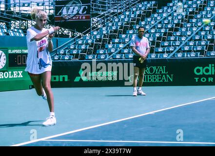 Monica Seles (YUG) avec l'entraîneur Nick Bolletteri aux Championnats internationaux de joueurs de Lipton 1990 Banque D'Images