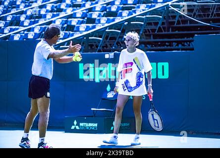 Monica Seles (YUG) avec l'entraîneur Nick Bolletteri aux Championnats internationaux de joueurs de Lipton 1990 Banque D'Images