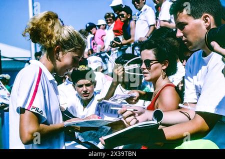 Monica Seles (YUG) signe des autographes pour les fans au Championnat international de joueurs de Lipton 1990 Banque D'Images