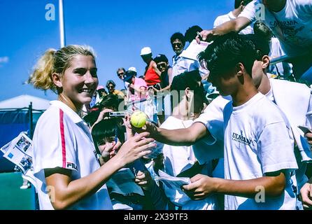 Monica Seles (YUG) signe des autographes pour les fans au Championnat international de joueurs de Lipton 1990 Banque D'Images