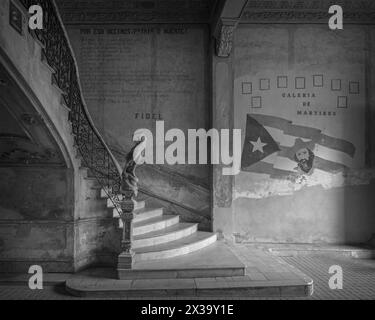 L'entrée et l'escalier avec ses anciennes œuvres d'art patriotique à la Galerie des Martyrs à la Havane, Cuba Banque D'Images