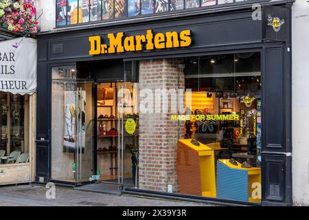 Vue extérieure d'un magasin Dr Martens à Paris, France. Dr Martens est une marque britannique de bottes, chaussures, sacs et accessoires Banque D'Images