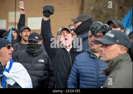 Rome, Italie. 25 avril 2024. Des manifestants de la Brigade juive crient des slogans contre les manifestants palestiniens lors du rassemblement « antifasciste et antisioniste », organisé par des mouvements pro-palestiniens, pour protester contre la présence de « symboles sionistes » lors des manifestations du 25 avril (jour où la libération de l'Italie de l'occupation nazie et du fascisme est commémorée) a Rome. (Crédit image : © Marcello Valeri/ZUMA Press Wire) USAGE ÉDITORIAL SEULEMENT! Non destiné à UN USAGE commercial ! Banque D'Images