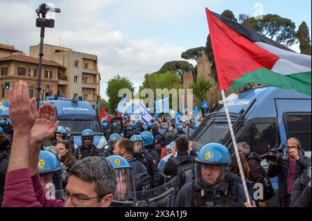 Rome, Italie. 25 avril 2024. La police maintient séparés les manifestants de la Brigade juive et des mouvements pro-palestiniens lors du rassemblement « antifasciste et antisioniste », organisé par des mouvements pro-palestiniens, pour protester contre la présence de « symboles sionistes » lors des manifestations du 25 avril ( le jour où la libération de l'Italie de l'occupation nazie et du fascisme est commémorée) à Rome. (Crédit image : © Marcello Valeri/ZUMA Press Wire) USAGE ÉDITORIAL SEULEMENT! Non destiné à UN USAGE commercial ! Banque D'Images