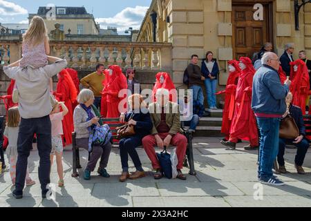 Les membres de la Brigade rebelle rouge prennent part à une procession «funérailles pour la nature» à Bath, au Royaume-Uni, c'était la plus grande Assemblée mondiale de la Brigade rebelle rouge Banque D'Images