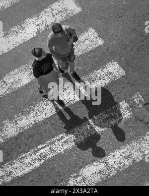 Vue depuis un toit, regardant vers le bas sur deux personnes marchant à travers un passage piétonnier à Central Park, la Havane, Cuba. Banque D'Images