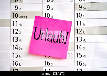 Augsbourg, Bavière, Allemagne - 25 avril 2024 : vacances écrire sur une note sur un calendrier. PHOTOMONTAGE *** Urlaub Schriftzug auf einem Notizzettel auf einem Kalender. FOTOMONTAGE Banque D'Images