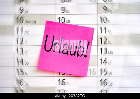 Augsbourg, Bavière, Allemagne - 25 avril 2024 : vacances écrire sur une note sur un calendrier. PHOTOMONTAGE *** Urlaub Schriftzug auf einem Notizzettel auf einem Kalender. FOTOMONTAGE Banque D'Images