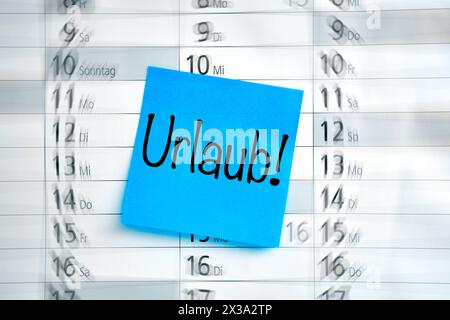 Augsbourg, Bavière, Allemagne - 25 avril 2024 : vacances écrire sur une note sur un calendrier. PHOTOMONTAGE *** Urlaub Schriftzug auf einem Notizzettel auf einem Kalender. FOTOMONTAGE Banque D'Images