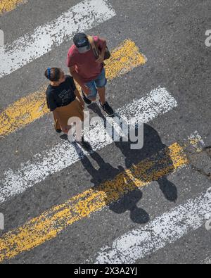 Vue depuis un toit, regardant vers le bas sur deux personnes marchant à travers un passage piétonnier à Central Park, la Havane, Cuba. Banque D'Images