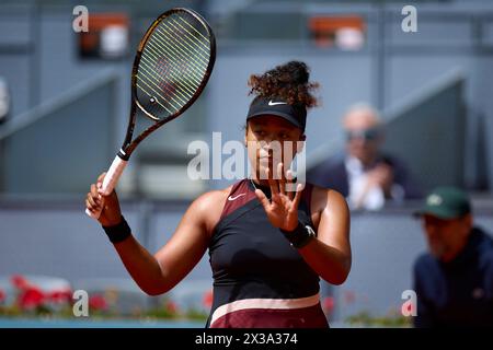 Naomi Osaka du Japon réagit au quatrième jour du Mutua Madrid Open 2024 à Caja Magica le 25 avril 2024 à Madrid, Espagne. Banque D'Images