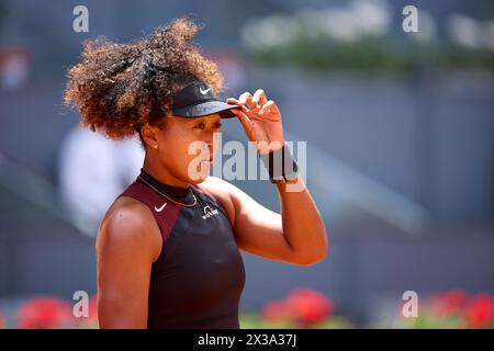 Naomi Osaka, japonaise, regarde pendant la quatrième journée du Mutua Madrid Open 2024 au Caja Magica le 25 avril 2024, à Madrid, en Espagne. Banque D'Images