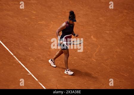 Naomi Osaka du Japon réagit au quatrième jour du Mutua Madrid Open 2024 à Caja Magica le 25 avril 2024 à Madrid, Espagne. Banque D'Images
