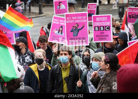 Londres, Royaume-Uni, 25 avril 2024. Protestation devant la BBC dans le centre de Londres, appelant le diffuseur à se retirer du concours Eurovision de la chanson de cette année alors que ses organisateurs refusent de retirer Israël pour sa guerre en Palestine, et pour Olly Alexander, le candidat britannique à se retirer. Crédit : Monica Wells/Alamy Live News Banque D'Images