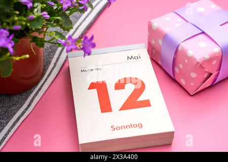 Augsbourg, Bavière, Allemagne - 25 avril 2024 : Fête des mères, le 12 mai page calendrier avec cadeau et fleurs de la fête des mères *** Muttertag, AM 12 mai Kalenderblatt mit Geschenk zum Muttertag und Blumen Banque D'Images