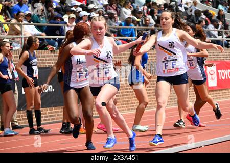 Les athlètes participent à la première journée du 128e Penn Relays Carnaval, la plus grande rencontre d'athlétisme des États-Unis, au Franklin Field à Philadelphie, PA, États-Unis, le 25 avril 2024. Crédit : OOgImages/Alamy Live News Banque D'Images