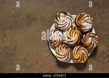 Image de gâteaux ronds avec garniture de fromage cottage disposés sur une soucoupe. Vue de dessus. Banque D'Images