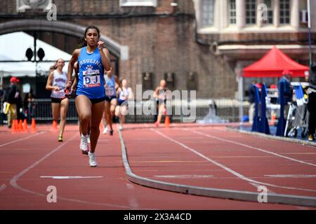 Philadelphie, États-Unis. 25 avril 2024. Les athlètes concourent dans la course du premier dat du 128e Penn Relays Carnaval, la plus grande rencontre d'athlétisme des États-Unis, au Franklin Field à Philadelphie, PA, États-Unis, le 25 avril 2024. Crédit : OOgImages/Alamy Live News Banque D'Images