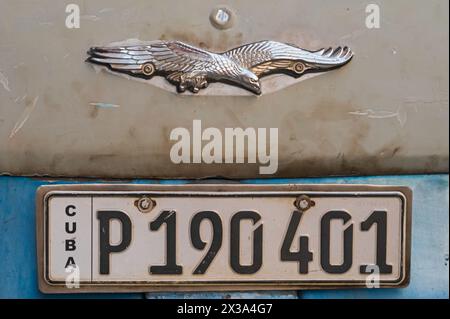 Une photo en gros plan de la plaque d'immatriculation et du motif des fabricants sur une voiture classique dans les rues latérales de la vieille ville, la Havane, Cuba. Banque D'Images