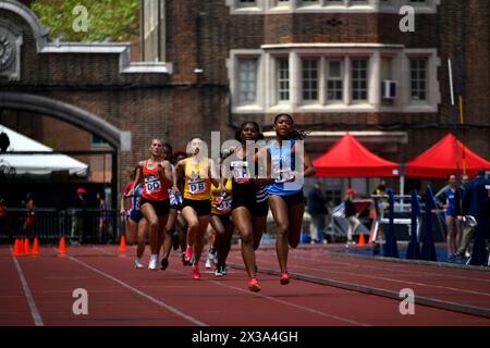 Philadelphie, États-Unis. 25 avril 2024. Les athlètes concourent dans la course du premier dat du 128e Penn Relays Carnaval, la plus grande rencontre d'athlétisme des États-Unis, au Franklin Field à Philadelphie, PA, États-Unis, le 25 avril 2024. Crédit : OOgImages/Alamy Live News Banque D'Images