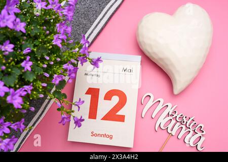 Augsbourg, Bavière, Allemagne - 25 avril 2024 : Fête des mères, page calendrier avec date 12 mai *** Muttertag, Kalenderblatt mit Datum 12 mai Banque D'Images