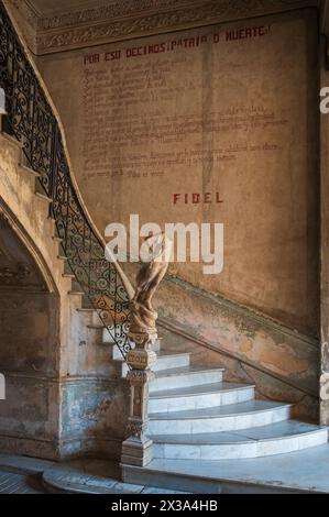 L'entrée et l'escalier avec ses anciennes œuvres d'art patriotique à la Galerie des Martyrs à la Havane, Cuba Banque D'Images