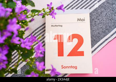 Augsbourg, Bavière, Allemagne - 25 avril 2024 : Fête des mères, page calendrier avec date 12 mai *** Muttertag, Kalenderblatt mit Datum 12 mai Banque D'Images